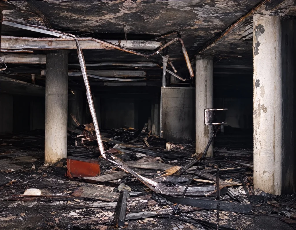 Locaux calcinés et faux plafonds effondrés à l'intérieur des thermes de Barbotan après l'incendie