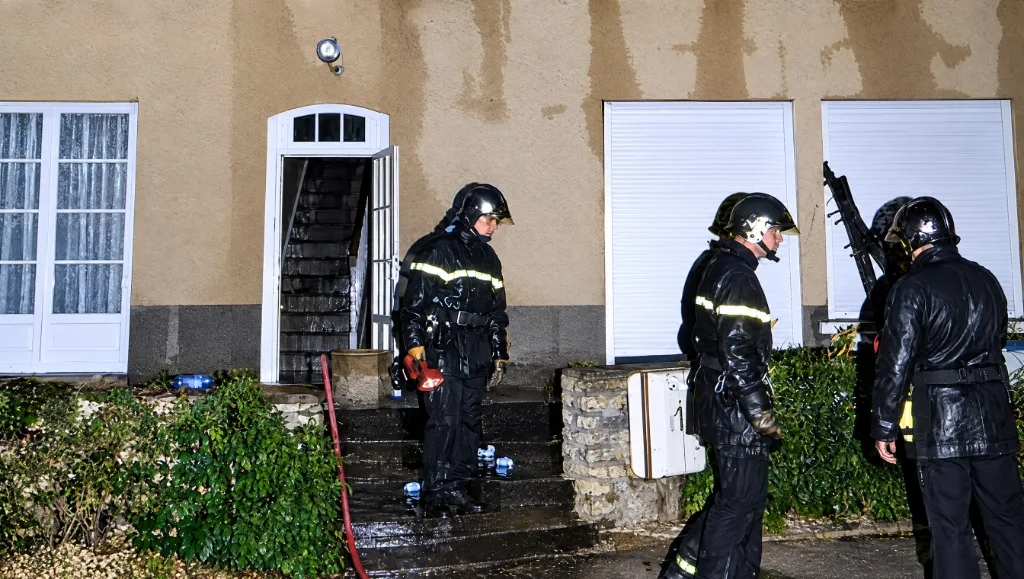 Sapeurs-pompiers devant l'accès et la cage d'escalier inondée de la clinique de Bruz