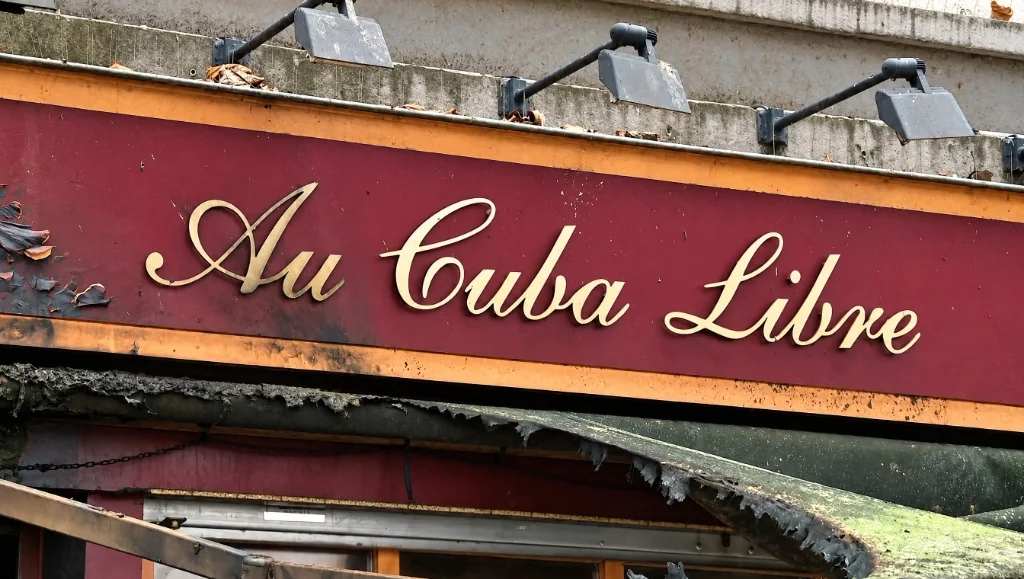 L'enseigne « Au Cuba Libre » et le store calciné par la chaleur de l'incendie