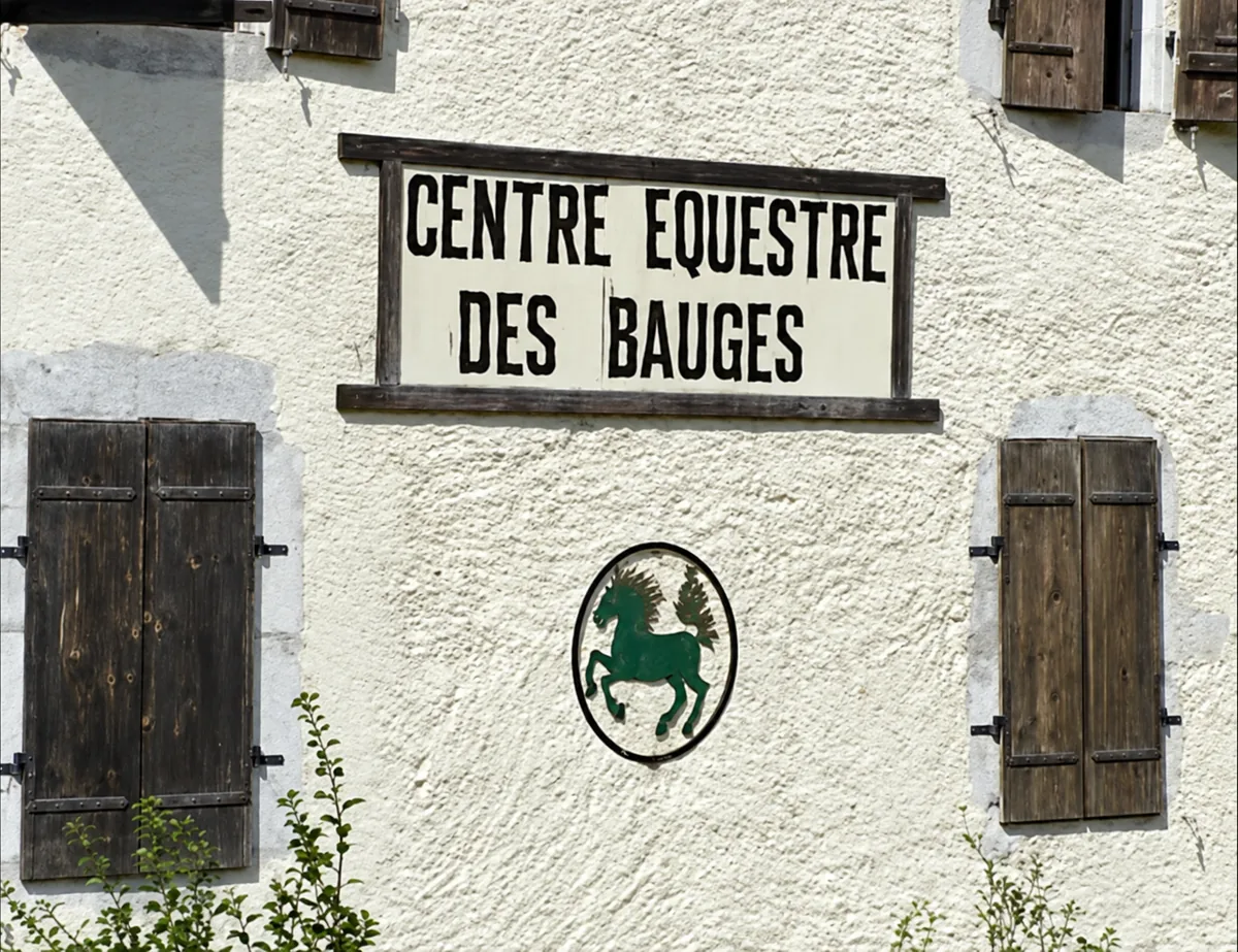 Enseigne peinte « Centre équestre des Bauges » sur la façade du bâtiment