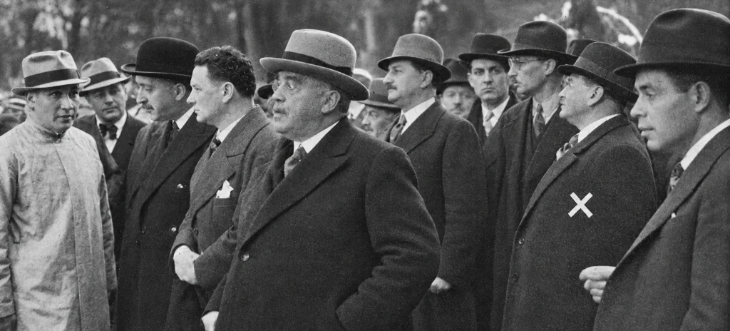 Le président du Conseil Édouard Daladier et les autorités à Marseille après le drame des Nouvelles Galeries