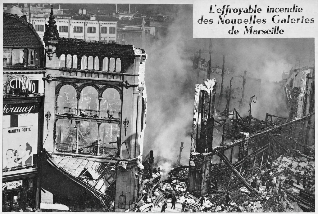 Document de presse d'époque : « L'effroyable incendie des Nouvelles Galeries de Marseille » et les ruines sur la Canebière