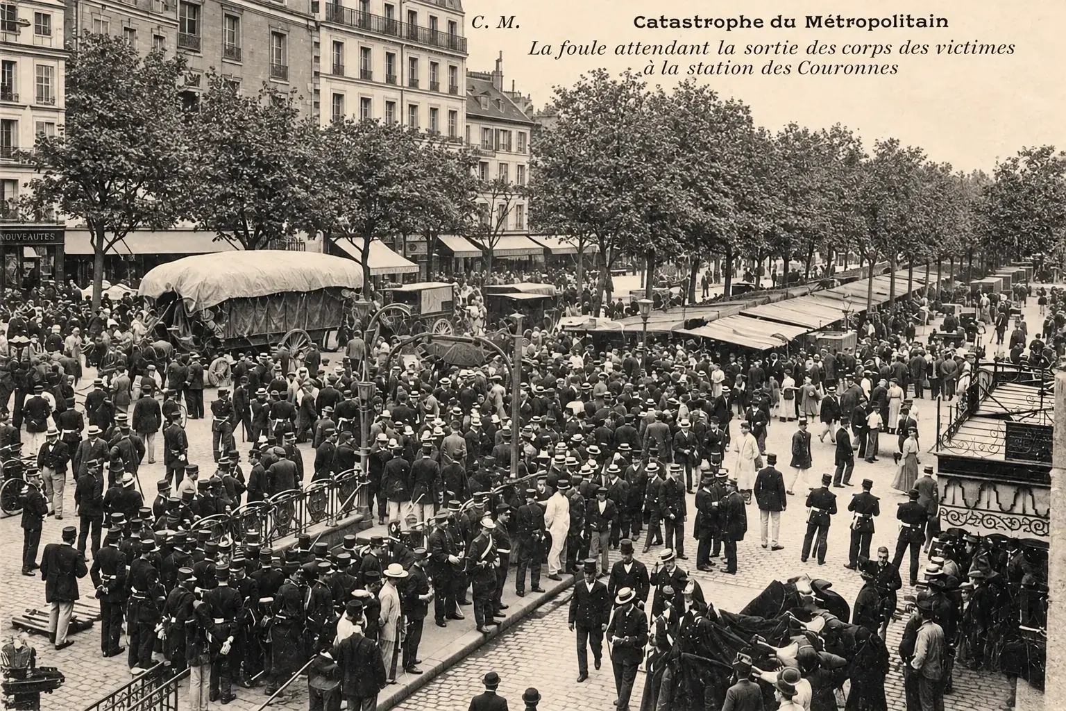 Carte postale d'époque montrant la foule amassée sur le boulevard de Belleville attendant la sortie des corps à la station Couronnes