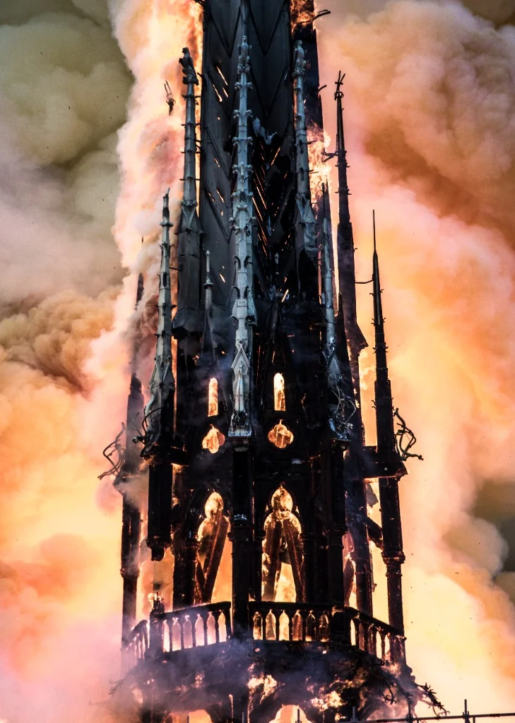 La flèche de Viollet-le-Duc de Notre-Dame de Paris en flammes lors de l'incendie du 15 avril 2019