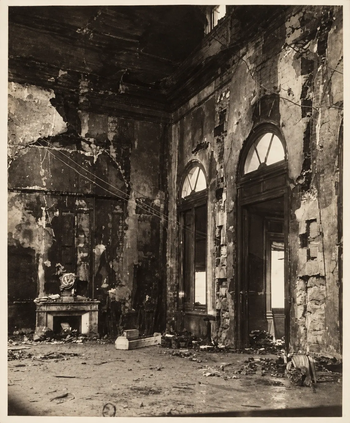 Intérieur calciné de la salle Favart, murs noircis et baies vides