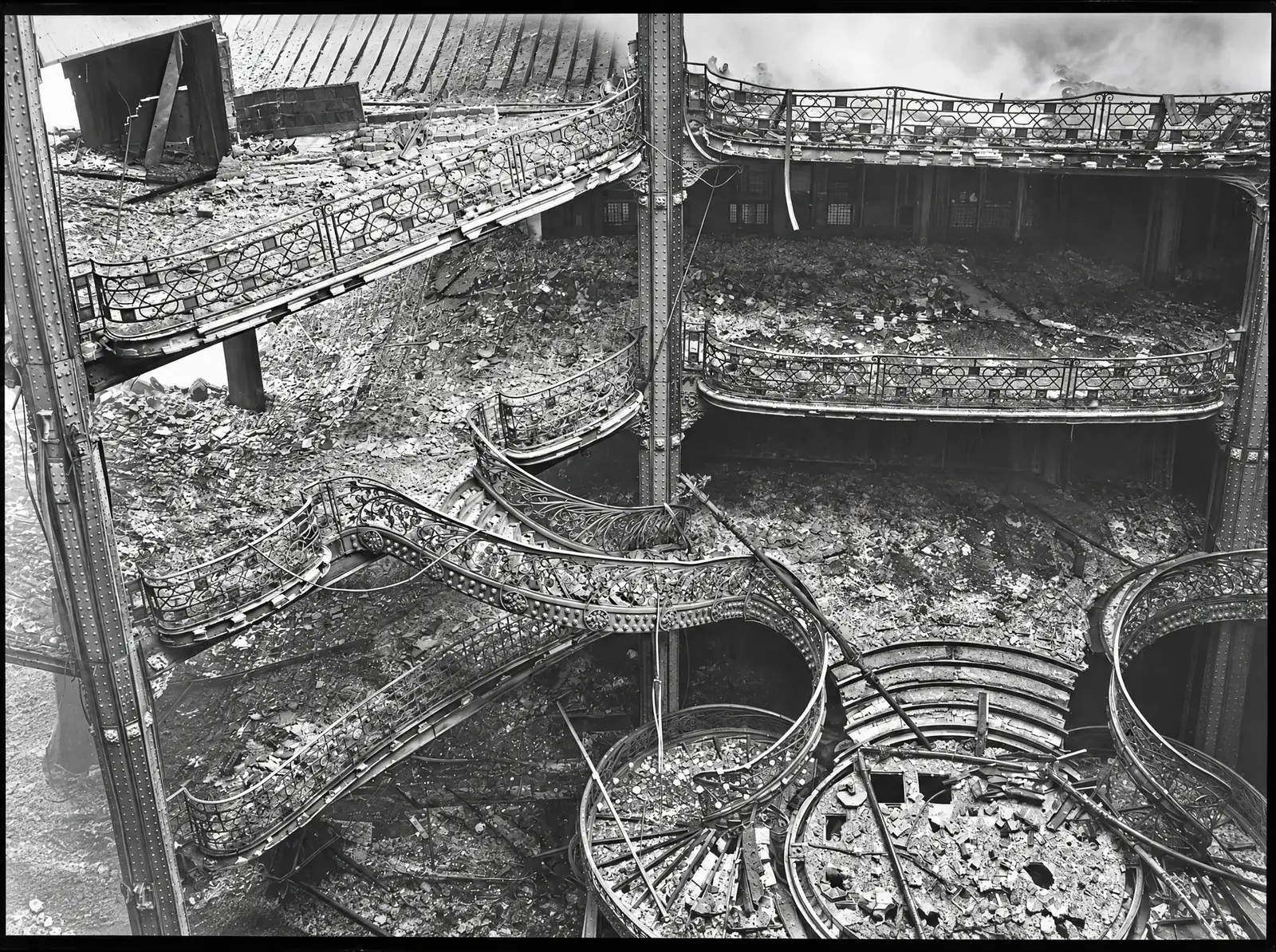 L'escalier central et la structure métallique effondrés sous la verrière des Grands Magasins du Printemps