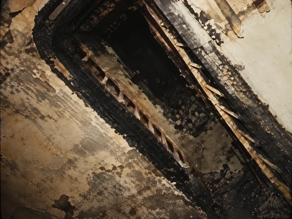 Cage d'escalier calcinée et trémie de l'hôtel d'Amérique après l'incendie