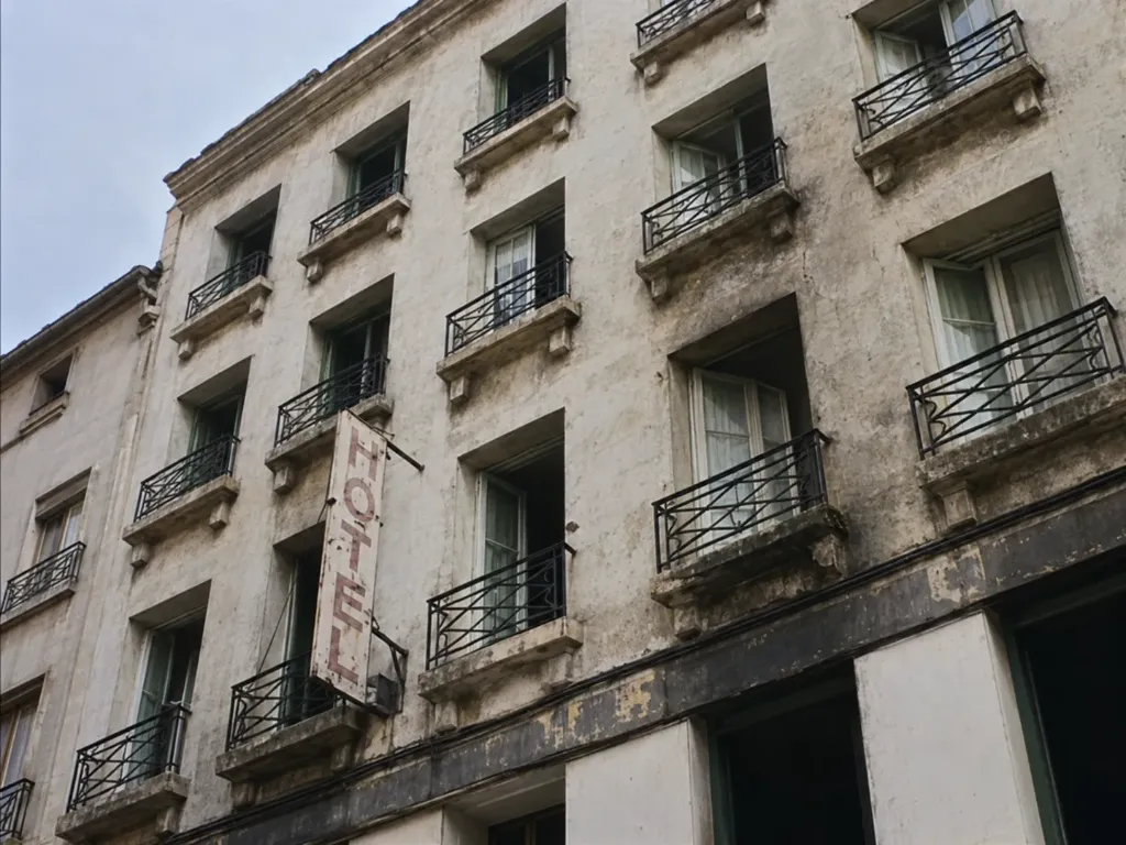 Façade de l'hôtel d'Amérique au 6 rue de Rochechouart après l'incendie de 1976