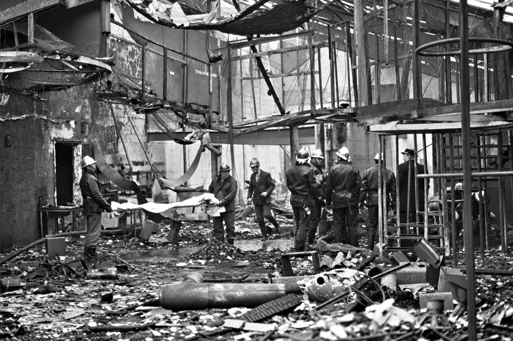 Les sapeurs-pompiers au milieu de la carcasse métallique dévastée du dancing Le 5-7